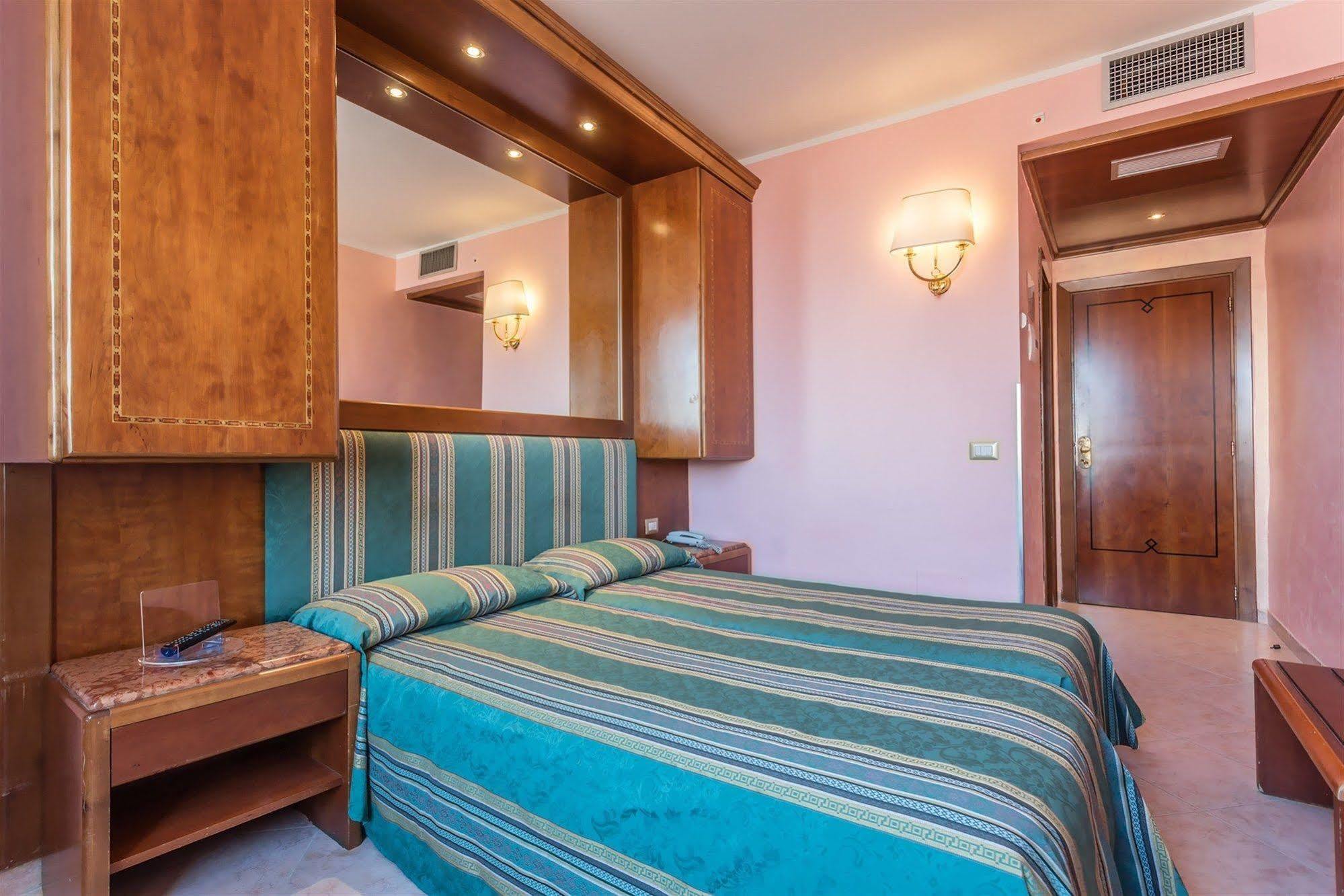 Hotell Raeli Siracusa 3*
