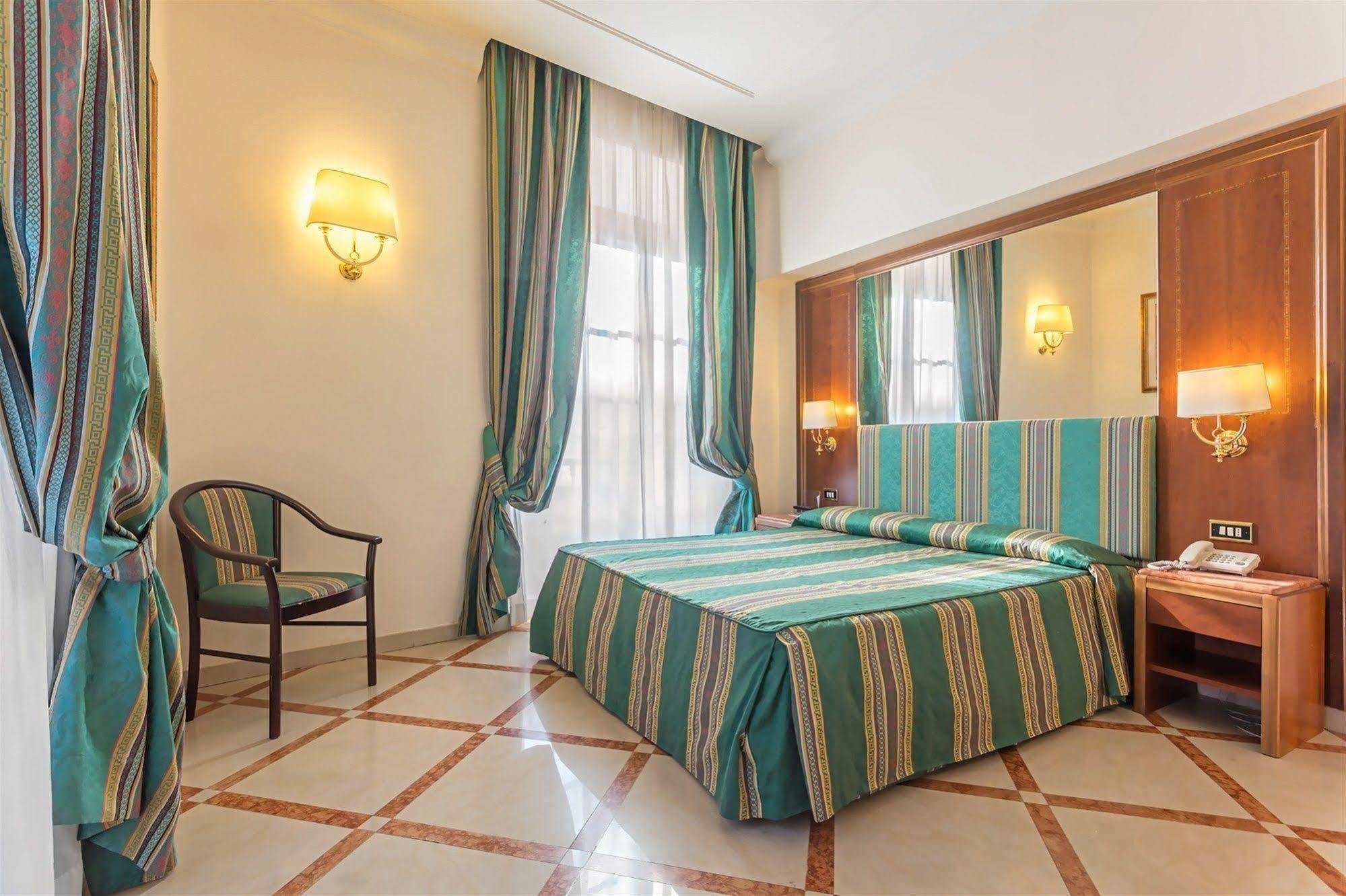 Raeli Siracusa Hotell