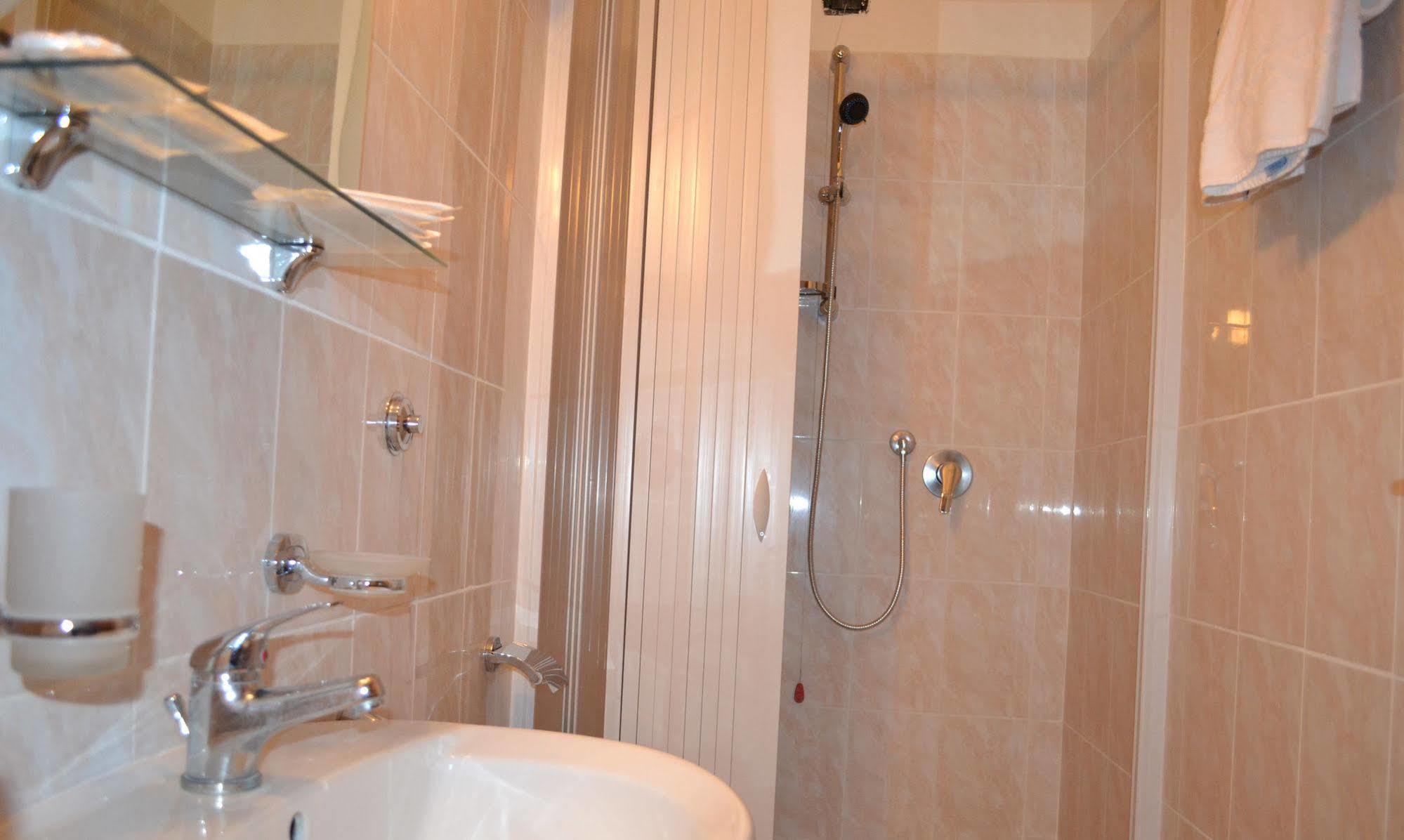 Hotell Everest 2*