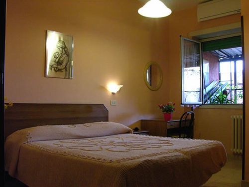 Hotel Domus Mea 3*