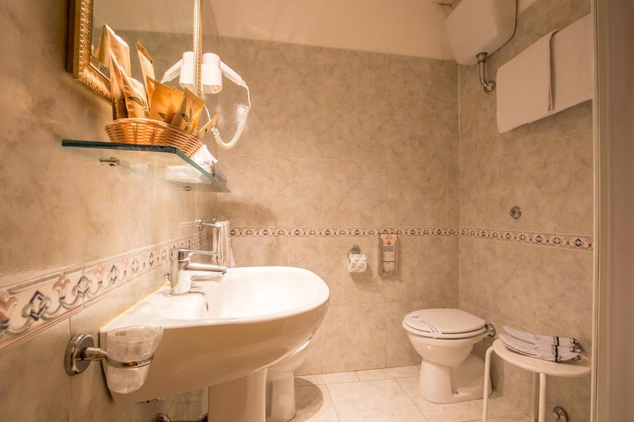 Arco Di Travertino Hotel