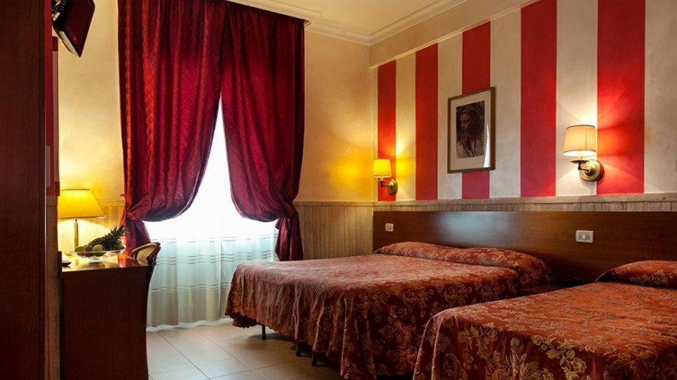 Pyramid Hotell