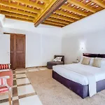Iflat Trevi\'S Sweet Paradise
