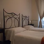 Beautiful And Spacious Apartment Next To Termini 10 Minutes From Coliseum
