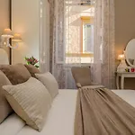 Lovely New Home, Fontana di Trevi