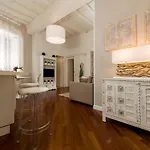 Lovely New Home, Fontana di Trevi