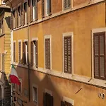 Lovely New Home, Fontana di Trevi
