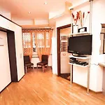 Petite Home In Rome