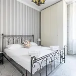[PIAZZA DI SPAGNA 5 STELLE] Montecitorio Room