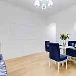 Trevi Fountain Modern Apartment