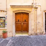 Trevi Fountain Modern Apartment