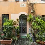 Iflat Small Studio In The Heart Of Trastevere