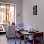 Room in Guest room - Kamchu Apartments room Piazza Bologna 1