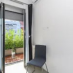 Appartamento Moderno ed Elegante con Balcone