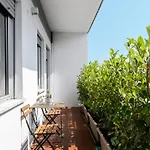 Appartamento Moderno ed Elegante con Balcone