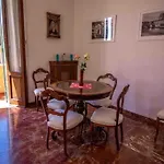 Cri\'S House