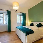 Bed & Breakfast Across The Room