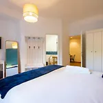 Bed & Breakfast Across The Room