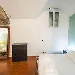 Campo De Fiori Grotto Apartment