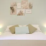 Cornelia Idi Gemelli, Chicca Metro Apartment