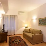 St. Peter\'S Home, Nel Cuore Della Citta Eterna