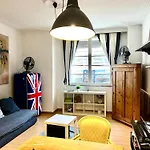Lovely Central Art 2 Bedroom Flat Next To Metro Station Lodi