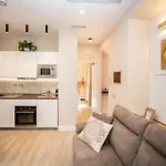 Leon Modern Apartment Near Subway - Ground Floor