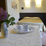 Gemelli Holidays -2 Easy Lofts, Groundfloor With Courtyard, Mezzanine Bedroom, Baby & Pet Friendly, Near Monte Mario Station Connecting To Center In 20 Minutes, 2 Steps From Bus, Groceries, Restaurants, Park, Cycle Path - Warm Guest Care In 4 Languag