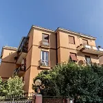 Metro C - Nando\'S House
