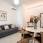 Sunny New Renovated Apartment With Balcony Metro A