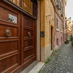 Entire Building With 4 Apartments Near The Colosseum