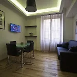 Piramide House