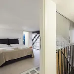 Rsh Trevi Fountain Apartments