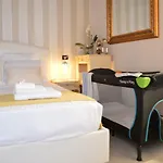 Historic Center - Elegant Apartment With Charming Antiques - Raffaello Inn