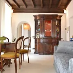 Historic Center - Elegant Apartment With Charming Antiques - Raffaello Inn