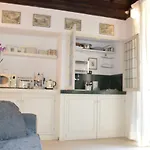 Historic Center - Elegant Apartment With Charming Antiques - Raffaello Inn