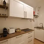 Suite 1A