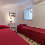 Three Bedrooms In World-Famous Via Giulia - Fromhometorome