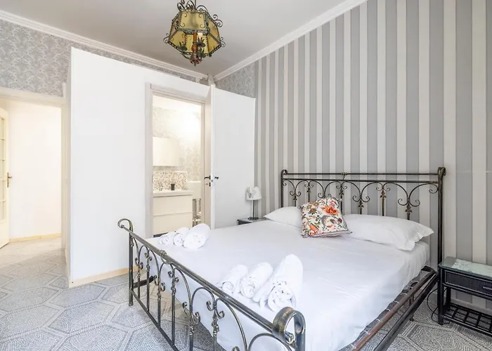 [PIAZZA DI SPAGNA 5 STELLE] Montecitorio Room