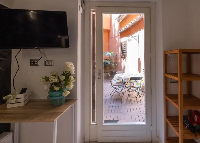 Rione Monti Studio Apt with private garden