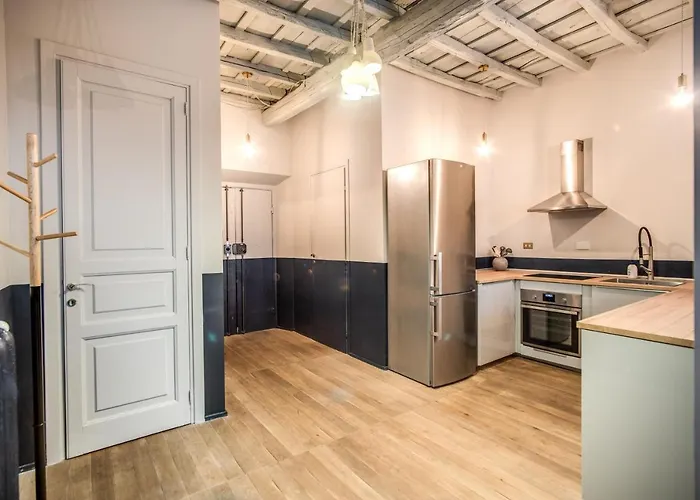 Stylish And Spacious Apartment Next To The Colosseum