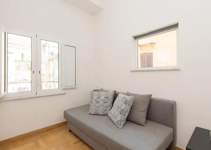 Trevi Fountain Luxury Apartment