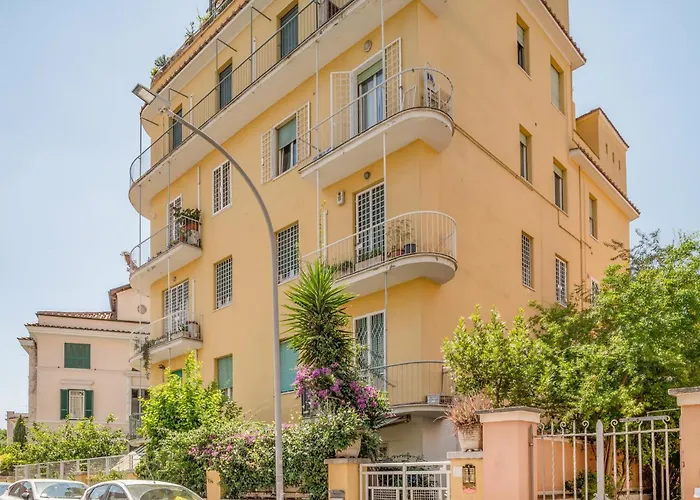 Beautiful Apartment In Roma With Kitchenette