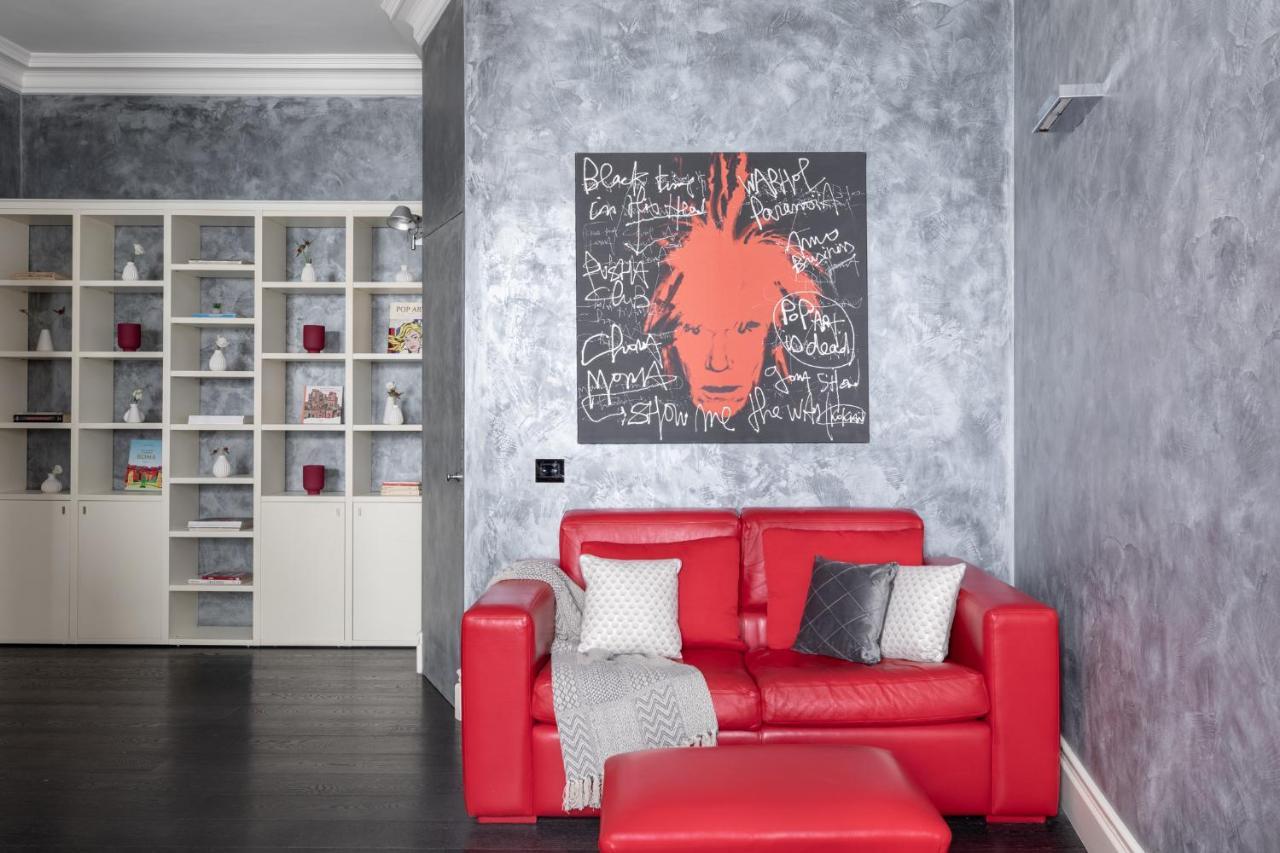 Iflat A Sparkle Of Red In Trastevere *