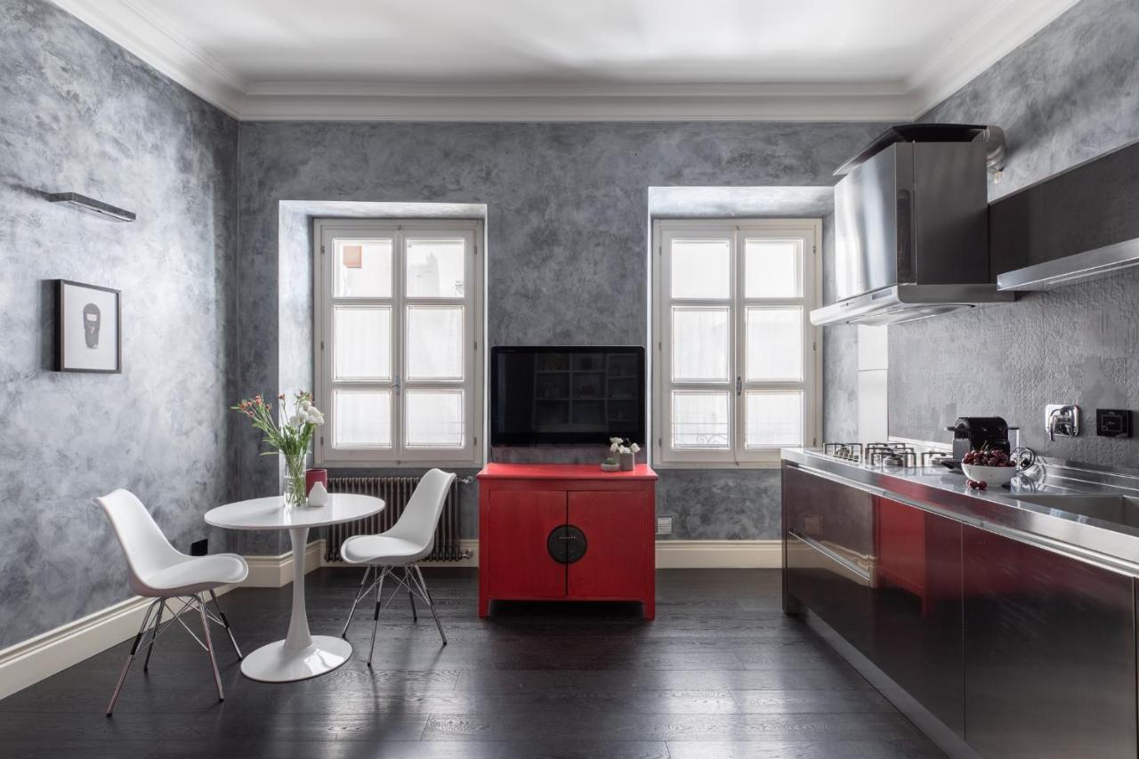 Iflat A Sparkle Of Red In Trastevere
