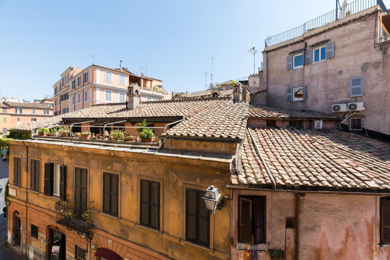 Classic And Chic In Trastevere Apartment