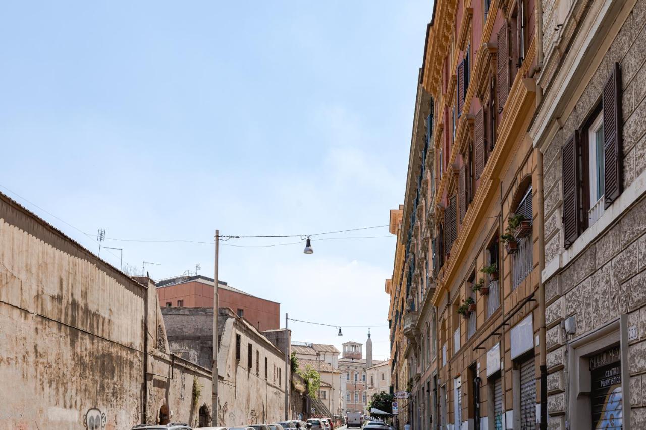 Classic Near The Colosseum Rom