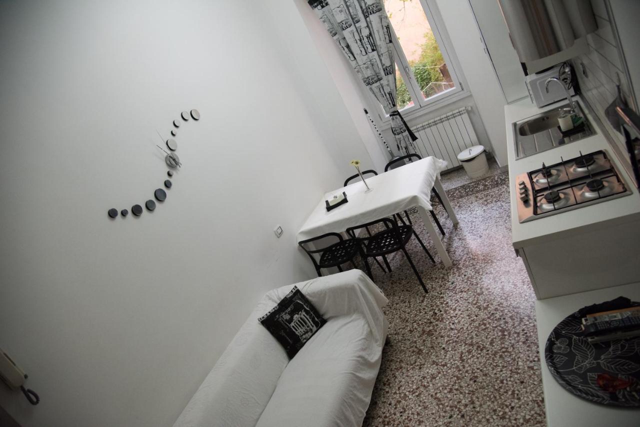 Beautiful And Spacious Next To Termini 10 Minutes From Coliseum Leilighet
