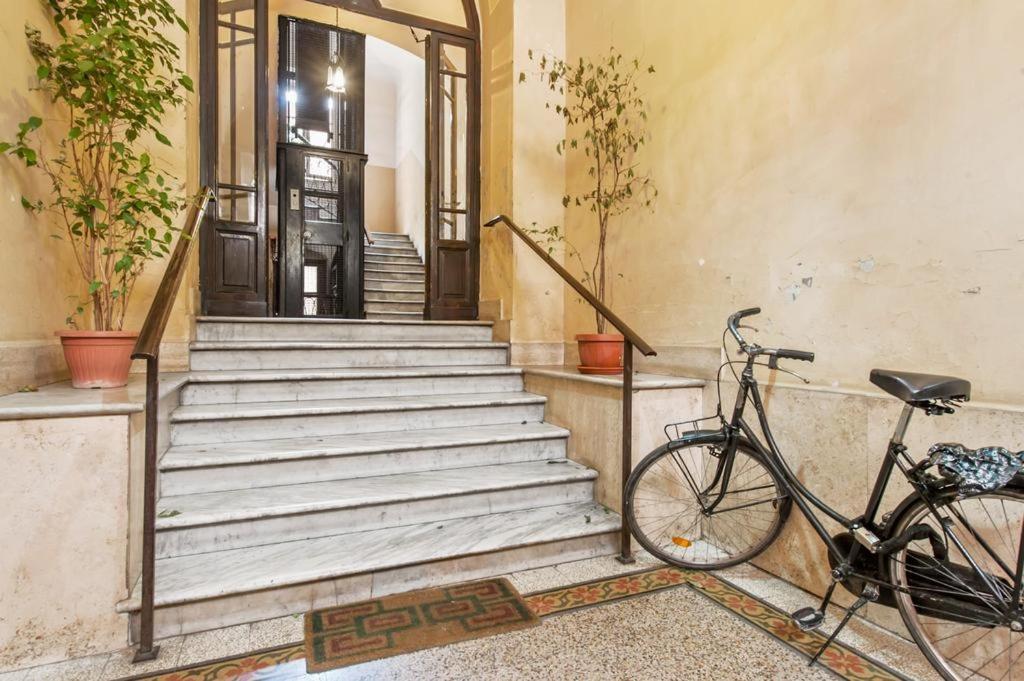 Beautiful And Spacious Next To Termini 10 Minutes From Coliseum Leilighet *