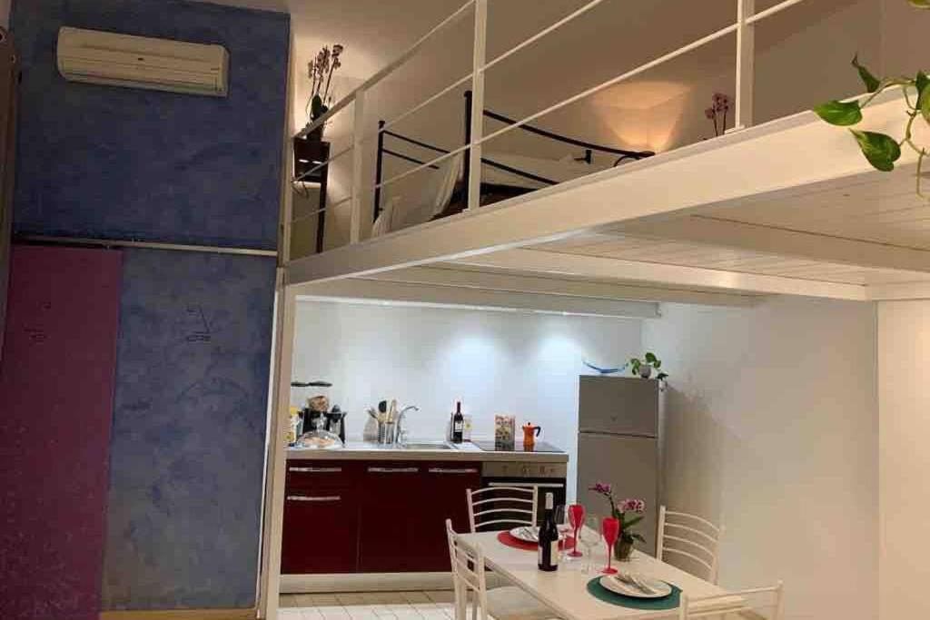 Small Mezzanine Colosseo Apartamento
